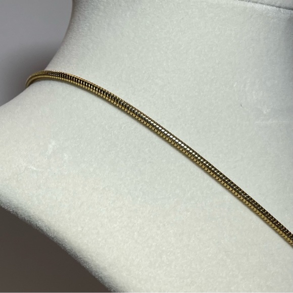 Vintage Rivoli Crystal Pendant gold tone on chain measuring 16”. Classic Vintage - Picture 5 of 8